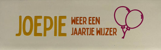 Quote tegeltje DO 'joepie weer een jaartje wijzer' creme/geel(oranje-knalroze)