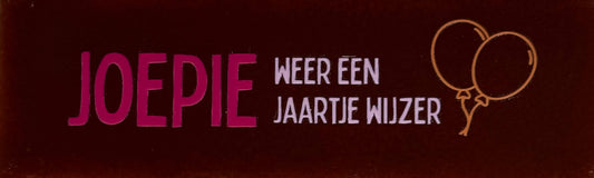 Quote tegeltje DO 'joepie weer een jaartje wijzer' kastanje/fuchsia(babyroze-oranje)
