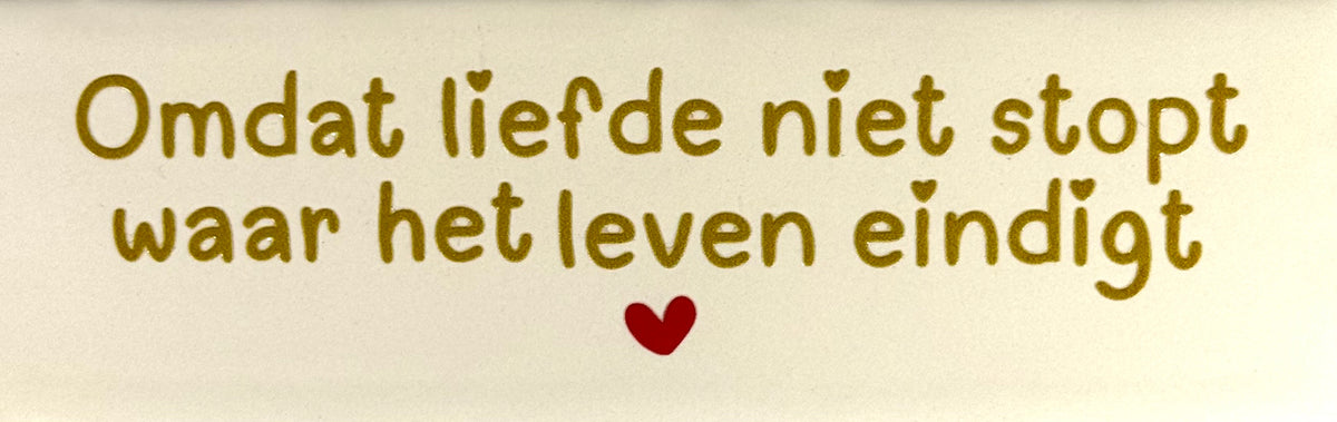 Quote tegeltje DO 'omdat liefde niet stopt waar het leven eindigt' creme/goud(rood)