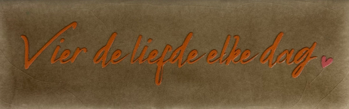 Quote tegeltje DO 'vier de liefde elke dag' taupe/oranje(koraal)