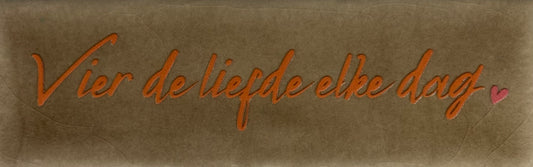 Quote tegeltje DO 'vier de liefde elke dag' taupe/oranje(koraal)