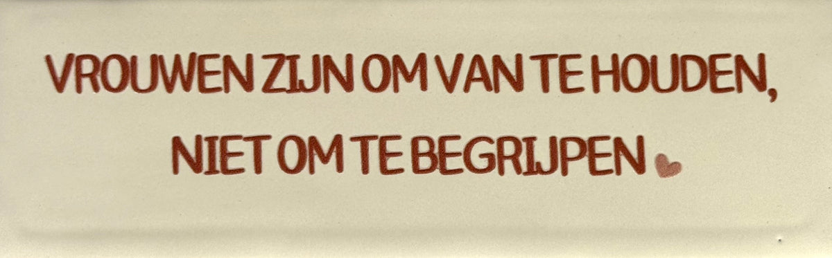 Quote tegeltje DO 'vrouwen zijn om van te houden niet om te begrijpen' creme/taupe(nuderoze)