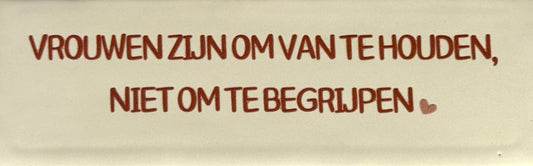 Quote tegeltje DO 'vrouwen zijn om van te houden niet om te begrijpen' creme/taupe(nuderoze)
