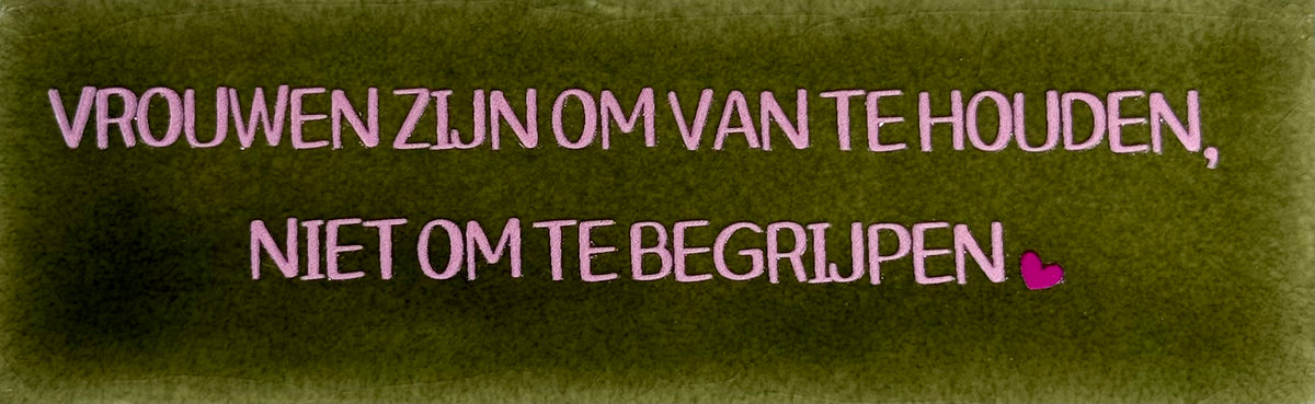 Quote tegeltje DO 'vrouwen zijn om van te houden niet om te begrijpen' olijf/warmroze(knalroze)