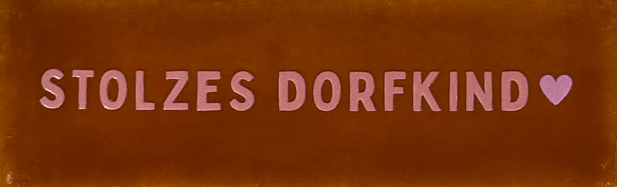 Quote tegeltje DO 'stolzes dorfkind' terra/zalm(warmroze)