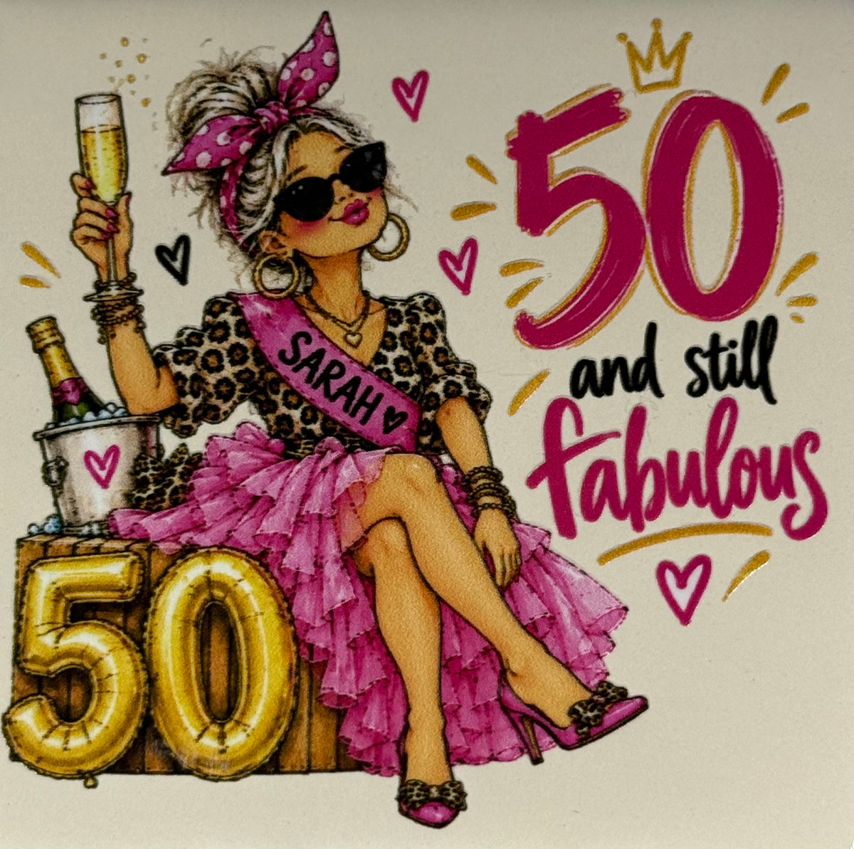 Quote tegeltje 'FUNNY 50 and still fabulous Sarah' creme/multi