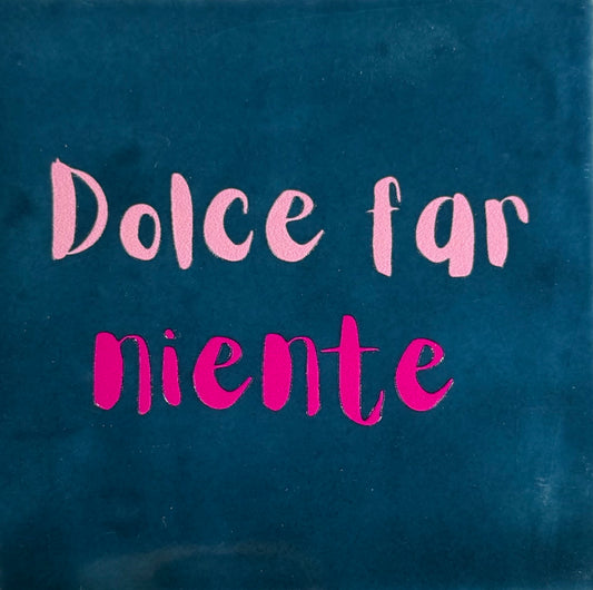 Quote tegeltje 'dolce far niente' donkerblauw/warmroze (knalroze)