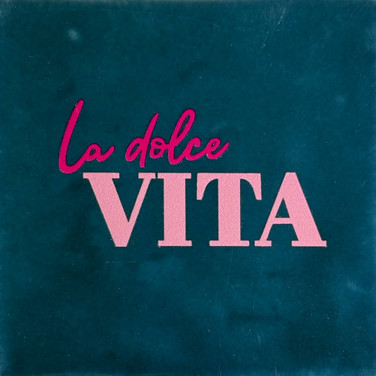 Quote tegeltje 'la dolce vita' donkerblauw/warmroze (knalroze)
