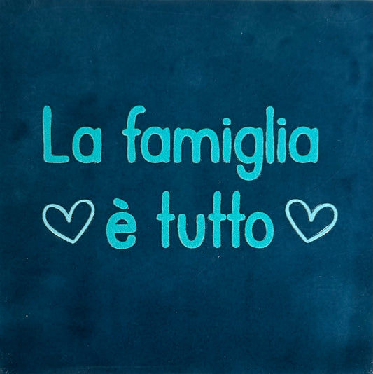 Quote tegeltje 'la famiglia è tutto' donkerblauw/turquoise (warmblauw)